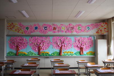 ５年生が心を込めて作った６年生の教室の飾り